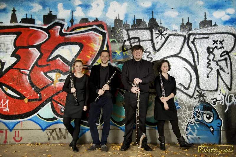 Das Klarinettenquartett Blattgold vor einer Graffitiwand
