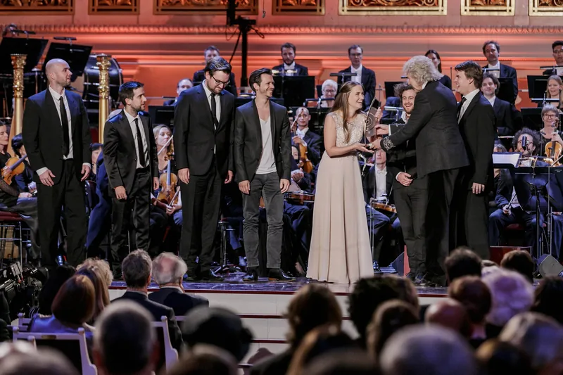 Friederike Roth und das Berolina Ensemble auf der Bühne beim ECHO Klassik 2016, dahinter das Orchester