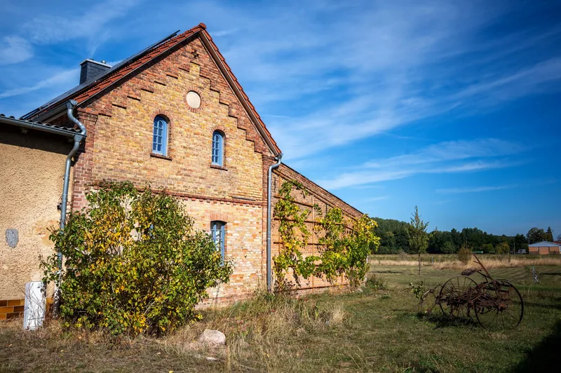 Der Hof in Lütte: Backsteinhaus unter blauem Himmel